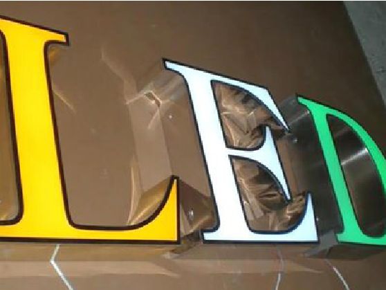 大竹介绍LED招牌的基础知识。